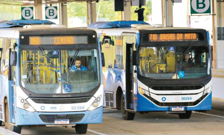 Ônibus nas ruas de Goiânia, parte do projeto de meia tarifa.