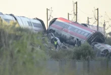 Socorristas em ação nos destroços de trens após colisão na Espanha.