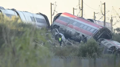 Socorristas em ação nos destroços de trens após colisão na Espanha.