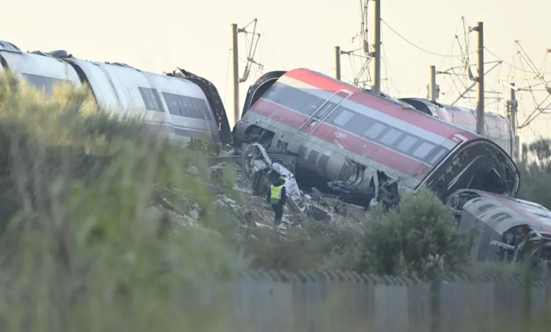 Socorristas em ação nos destroços de trens após colisão na Espanha.