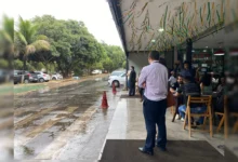 Céu nublado com chuva em área urbana do Brasil.
