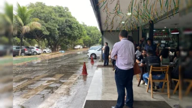 Céu nublado com chuva em área urbana do Brasil.