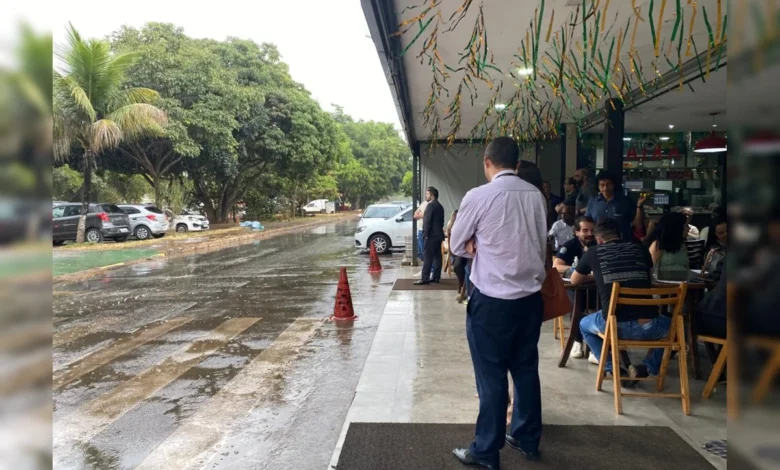 Céu nublado com chuva em área urbana do Brasil.
