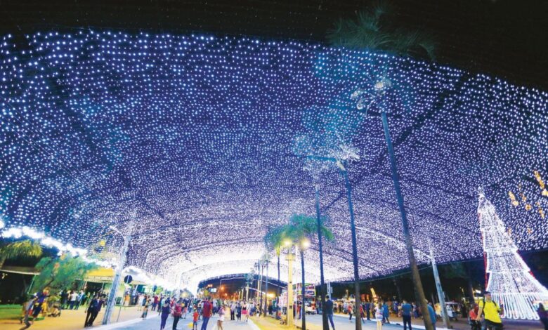 Luzes de Natal em Goiânia decorando uma praça da cidade.