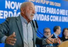 Presidente Lula sanciona lei para perdão de dívidas de MEIs no Palácio do Planalto.