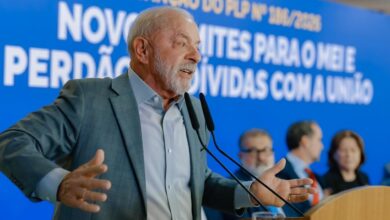 Presidente Lula sanciona lei para perdão de dívidas de MEIs no Palácio do Planalto.