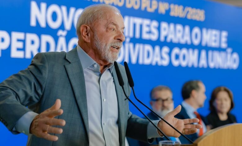 Presidente Lula sanciona lei para perdão de dívidas de MEIs no Palácio do Planalto.