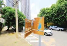 Placas de rua de Goiânia com espaço para anúncios publicitários.