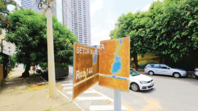 Placas de rua de Goiânia com espaço para anúncios publicitários.