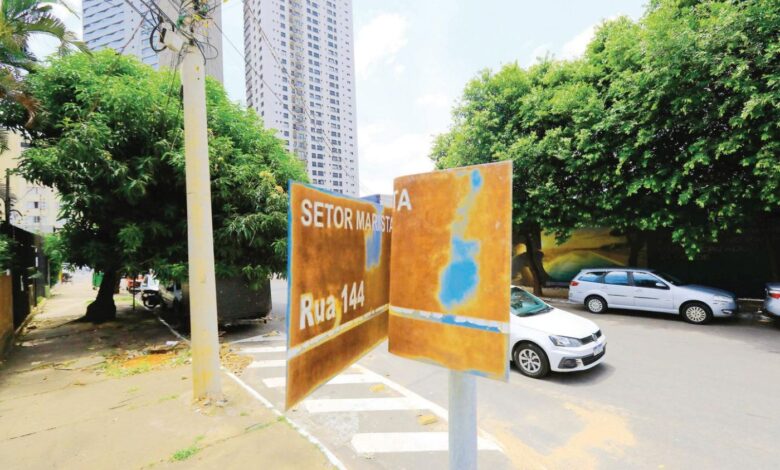 Placas de rua de Goiânia com espaço para anúncios publicitários.