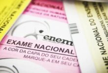 Alunos em sala de aula durante revisão para o Enem na UFG.