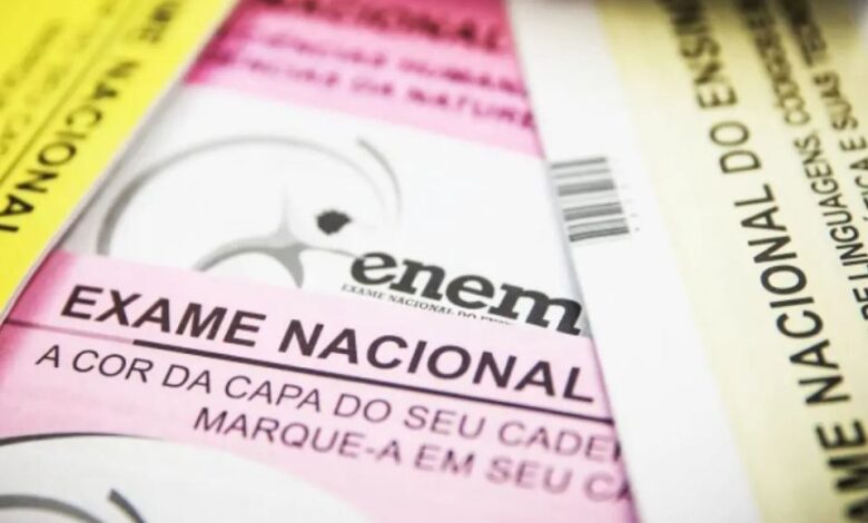 Alunos em sala de aula durante revisão para o Enem na UFG.